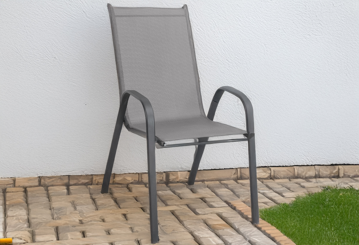 Παρουσιάζει την καρέκλα σε έναν χώρο